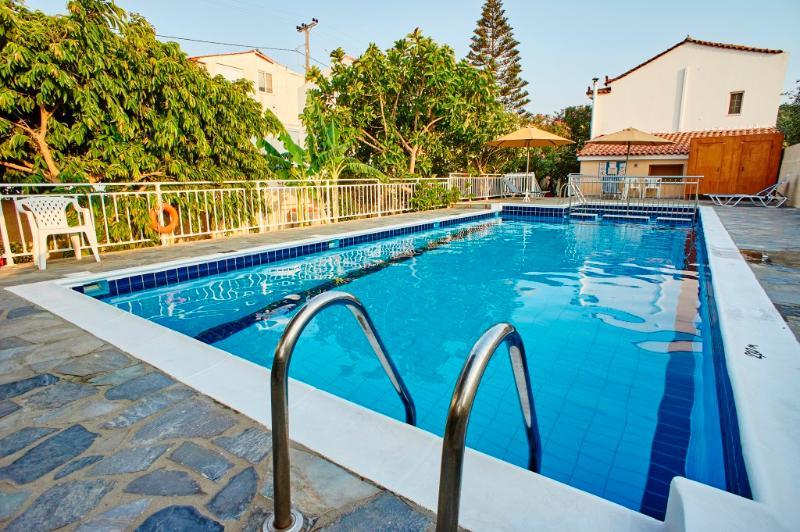 קוקארי Angela Apartments מראה חיצוני תמונה